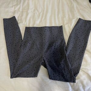 Vuori Printed Studio Legging- Grey Elm Dot